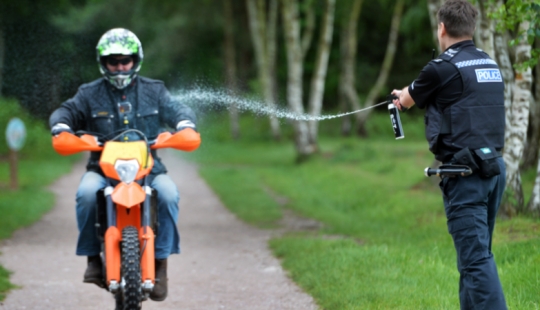 Piss the intruder! British police armed with water pistols