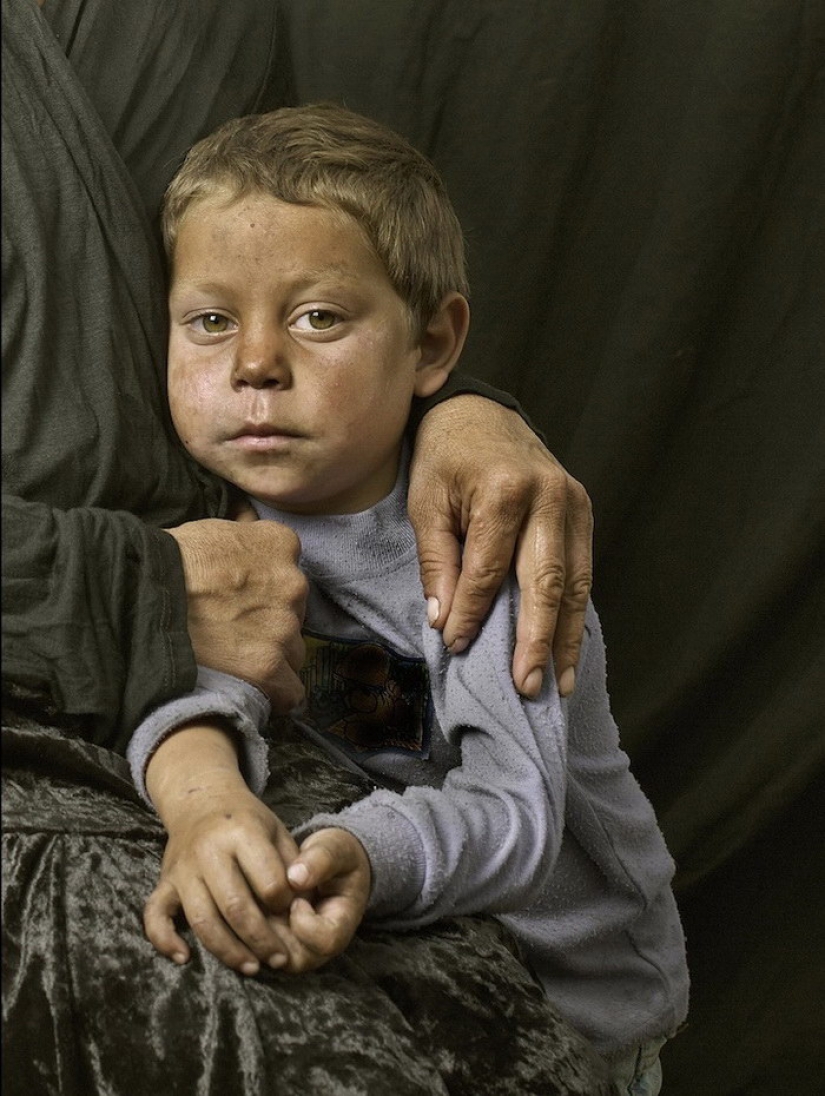 Poignant portraits of Pyrenean gypsies in the style of old paintings
