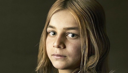 Poignant portraits of Pyrenean gypsies in the style of old paintings