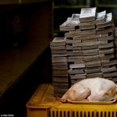 Pollo por una bolsa de dinero: fotos que ilustran los precios de los bienes en Venezuela