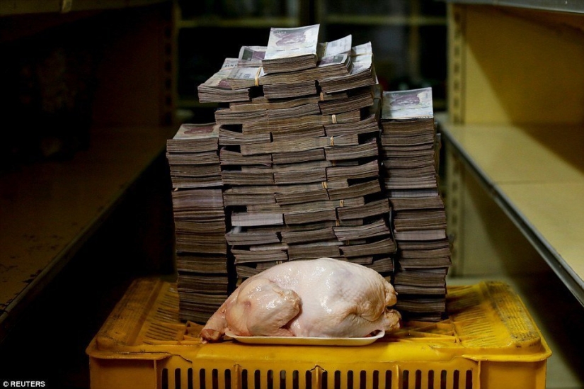 Pollo por una bolsa de dinero: fotos que ilustran los precios de los bienes en Venezuela