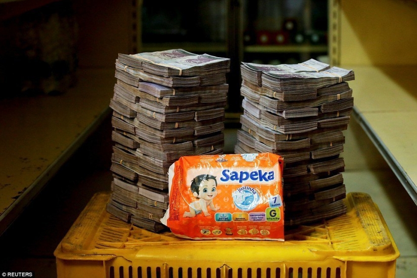 Pollo por una bolsa de dinero: fotos que ilustran los precios de los bienes en Venezuela