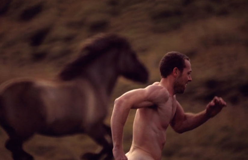 ¿Por qué a este artista le gusta correr con caballos en los campos en lo que la madre dio a luz