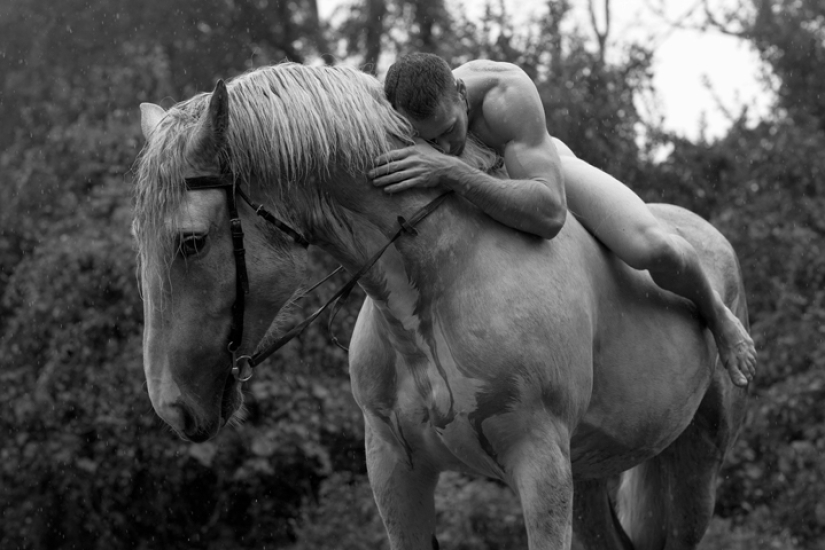 ¿Por qué a este artista le gusta correr con caballos en los campos en lo que la madre dio a luz