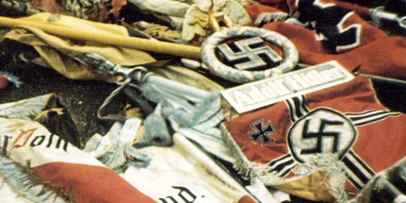 ¿Por qué el desfile de la victoria de 1945 hasta el mausoleo, tiró el Kaiser banderas