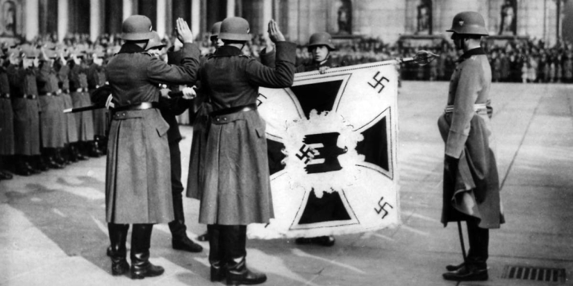 ¿Por qué el desfile de la victoria de 1945 hasta el mausoleo, tiró el Kaiser banderas