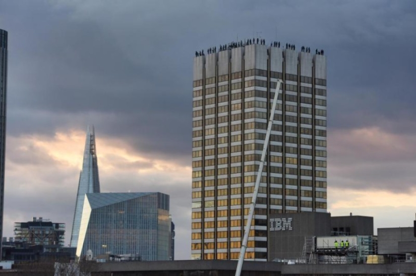 Por qué hay estatuas de 84 hombres en el techo de un rascacielos de Londres
