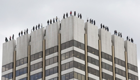 Por qué hay estatuas de 84 hombres en el techo de un rascacielos de Londres