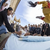 Por qué los españoles se disfrazan de demonios y saltan por encima de los bebés
