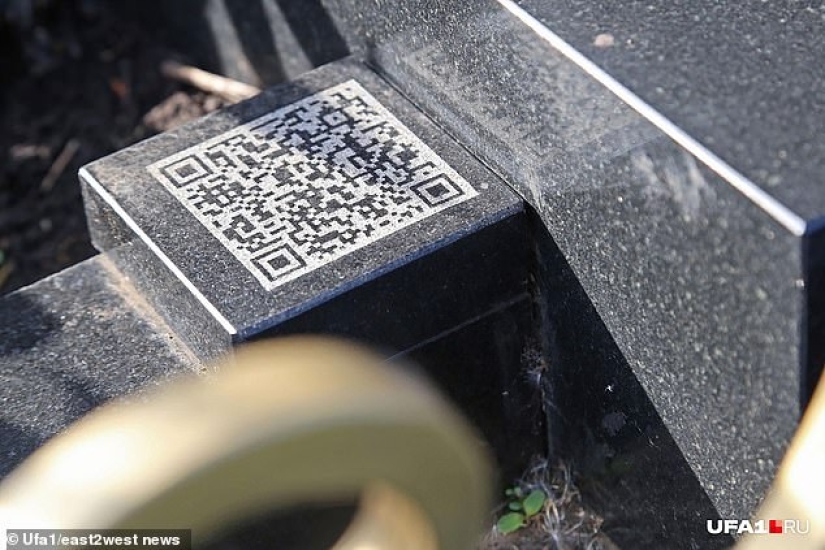 Por qué se instaló una lápida en forma de iPhone 6 en la tumba de Rita, de 26 años, de Ufa