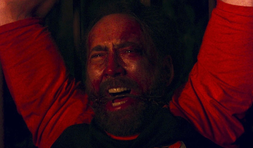 Por qué un sangriento Nicolas Cage corre por el bosque con una motosierra