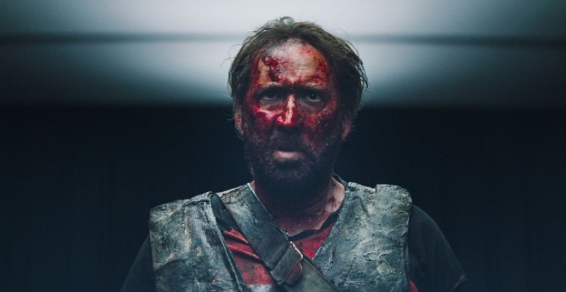Por qué un sangriento Nicolas Cage corre por el bosque con una motosierra