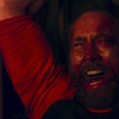 Por qué un sangriento Nicolas Cage corre por el bosque con una motosierra