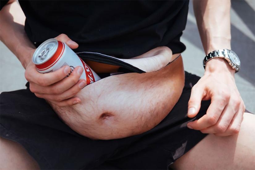 Psst, hombre, la barriga cervecera se puede quitar: el diseñador creó una bolsa en forma de barriga cervecera