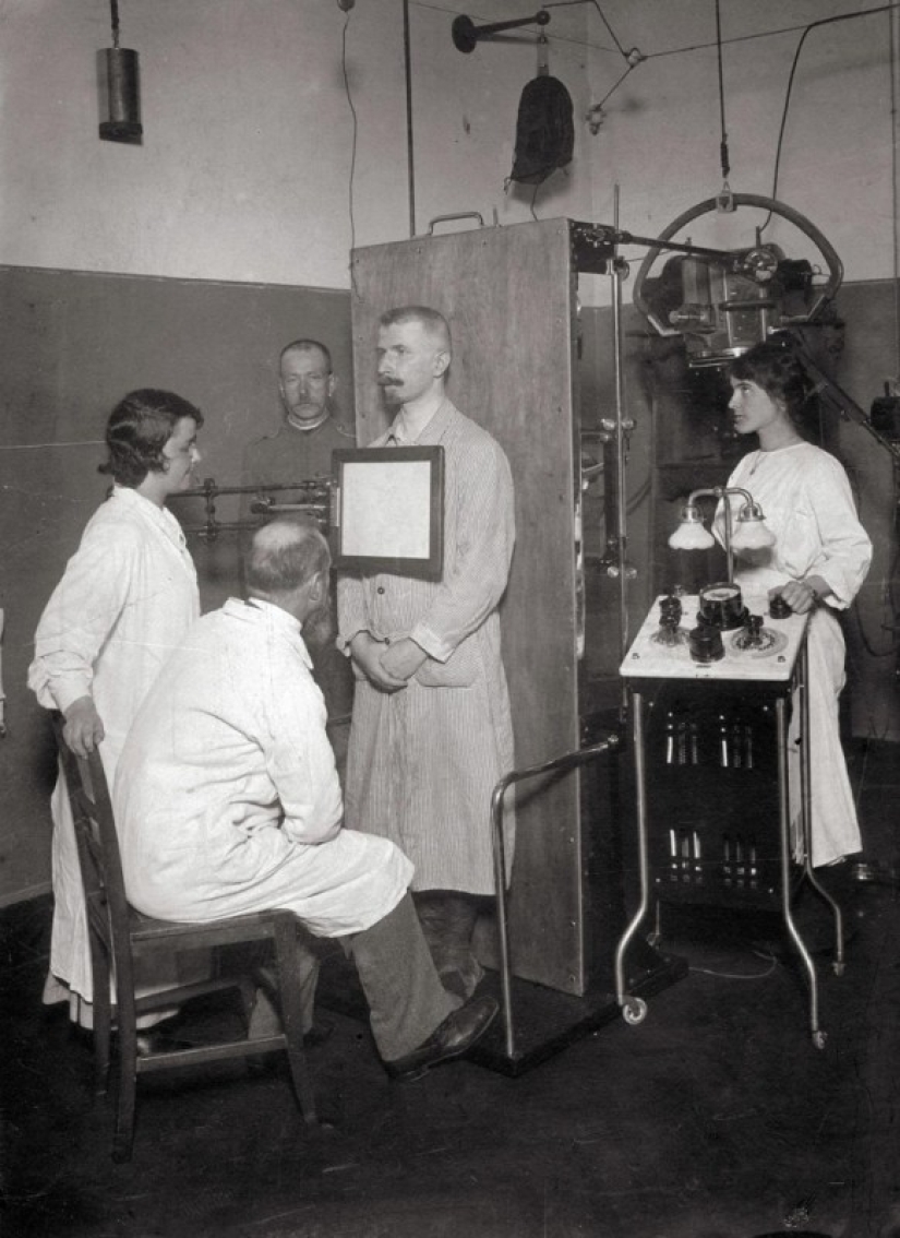 Puede ver a través de la historia: los primeros pacientes en la radiografía