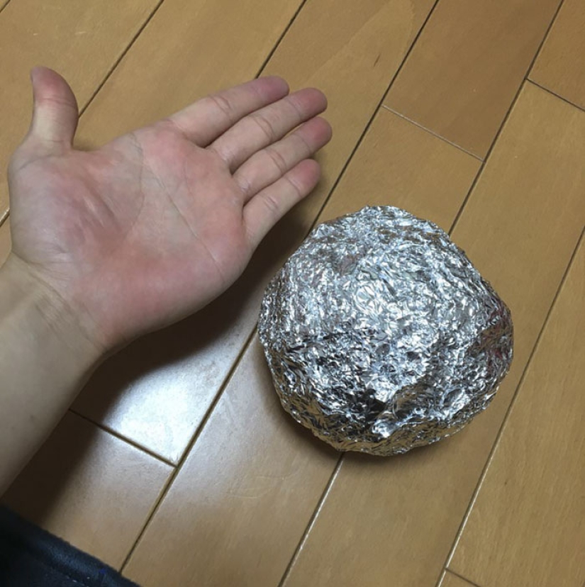 Pulirme por completo: los japoneses convierten las bolas de papel de aluminio en una perfección brillante