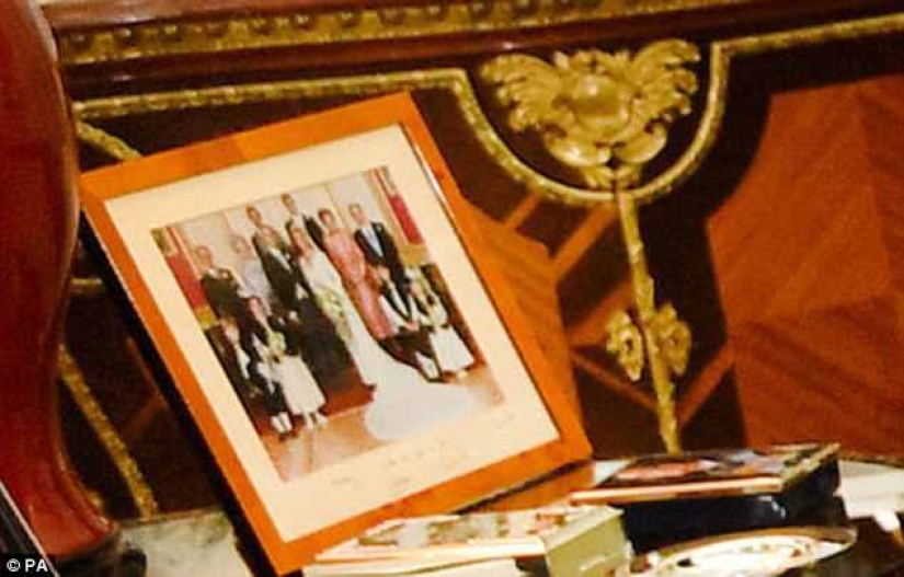 Queen Elizabeth removed the photo of Meghan Markle from the place of honor, where it stood for only a week