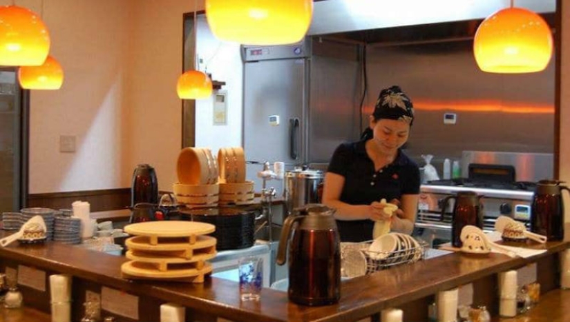 Quién trabaja, él come: se ha abierto un restaurante en Tokio donde se puede comer después de trabajar un turno en la cocina