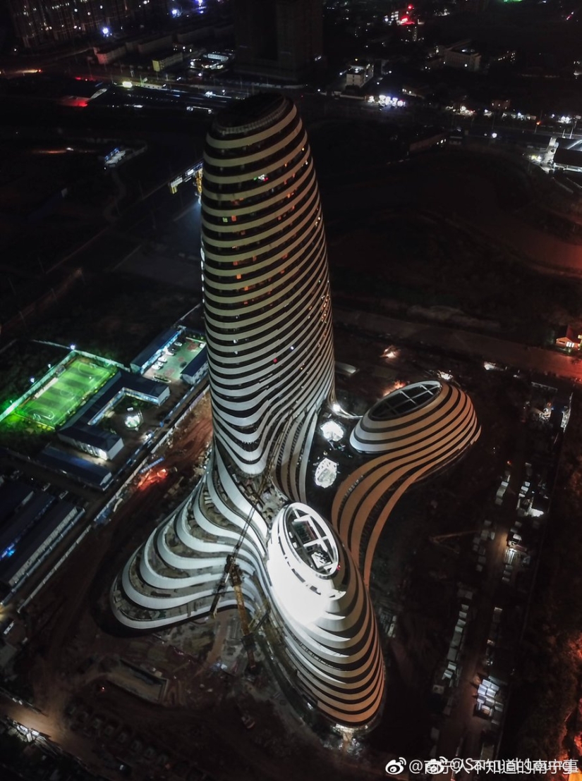 Rascacielos chino en forma de pene "eyaculado" en el cielo con fuegos artificiales