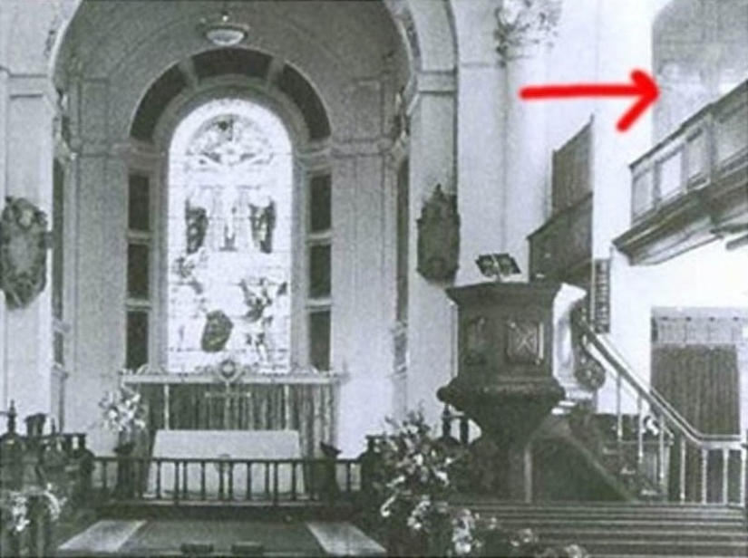 Reality or a film defect? The most famous ghost photos