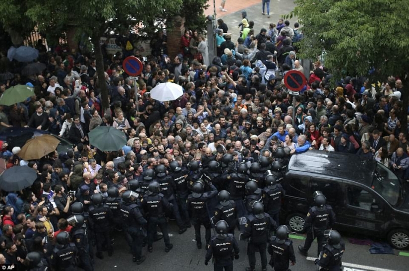 Referéndum de Cataluña: represión policial de los votantes