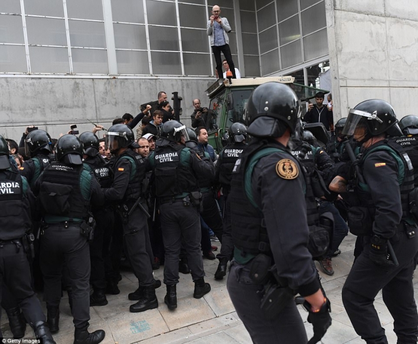 Referéndum de Cataluña: represión policial de los votantes
