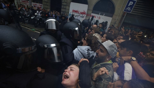Referéndum de Cataluña: represión policial de los votantes Referéndum de Cataluña: represión policial de los votantes