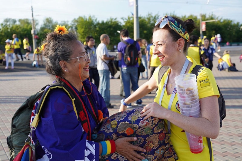 Regalo japonés: una abuela fanática le dio su kimono de la suerte a una animadora de Colombia después de un partido en Saransk