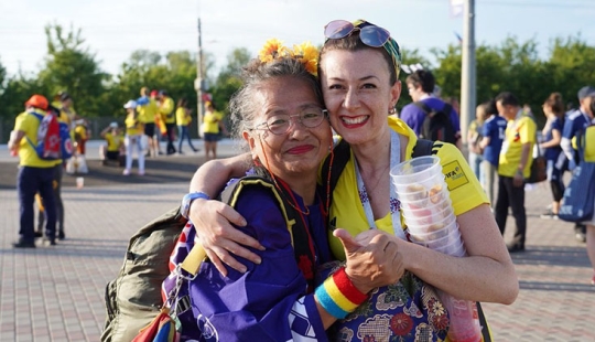 Regalo japonés: una abuela fanática le dio su kimono de la suerte a una animadora de Colombia después de un partido en Saransk Regalo japonés: una abuela fanática le dio su kimono de la suerte a una animadora de Colombia después de un partido en Saransk