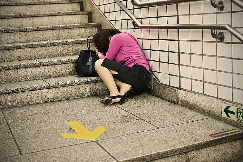 Residentes exhaustos de Tokio que duermen en la calle