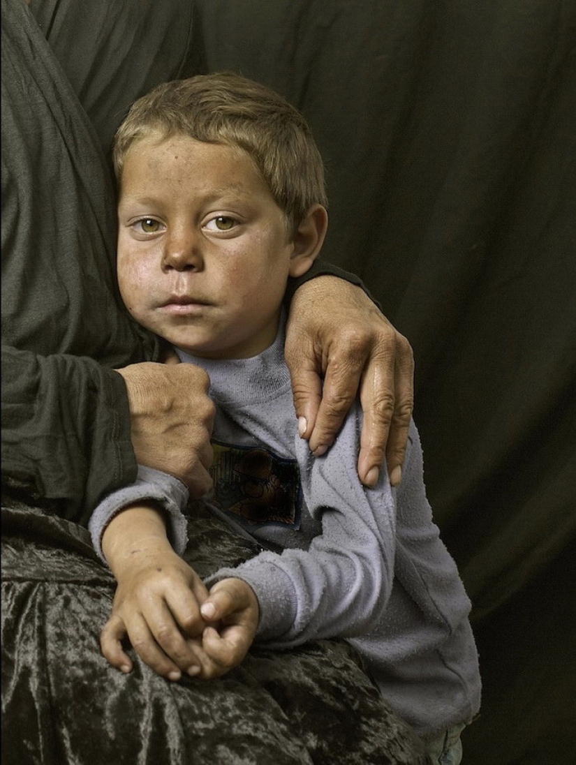 Retratos conmovedores de gitanos pirenaicos al estilo de pinturas antiguas