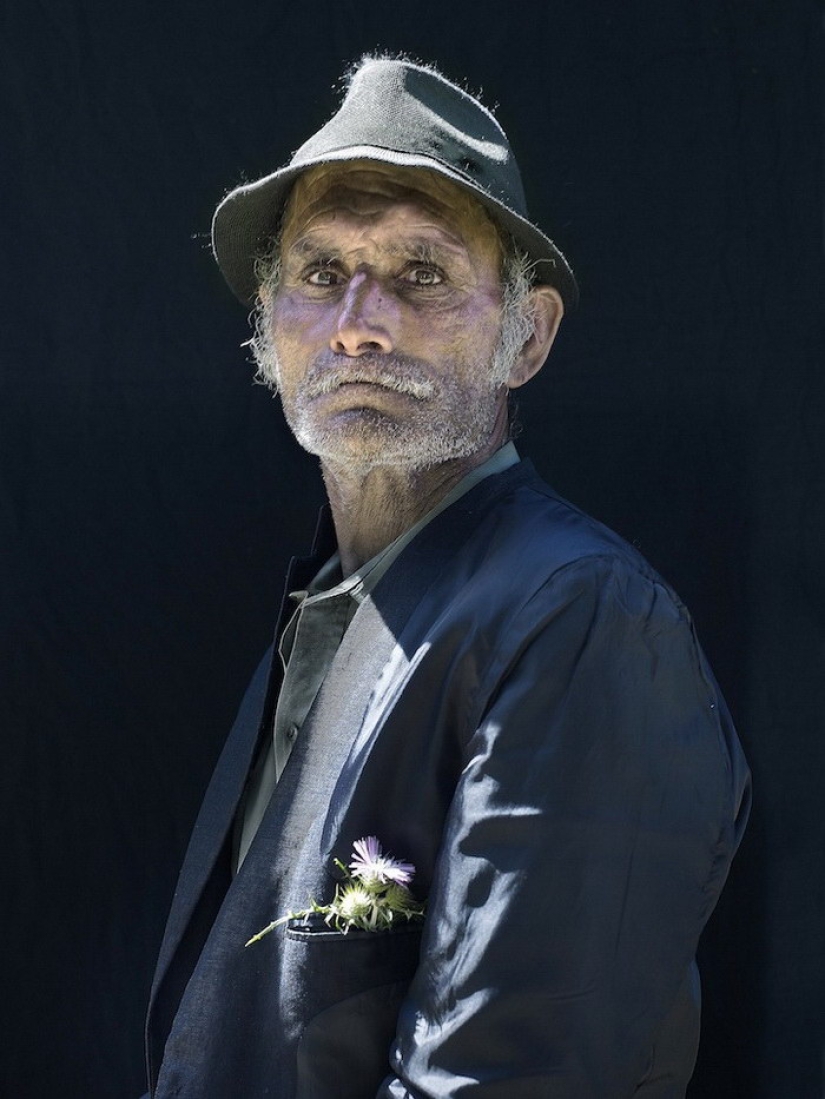 Retratos conmovedores de gitanos pirenaicos al estilo de pinturas antiguas