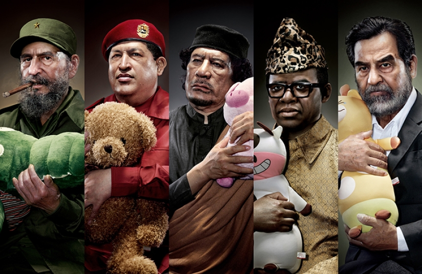 Retratos de dictadores mundiales abrazando peluches