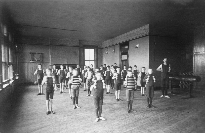 "Retrophizra»: how physical education classes were held in 1895-1937