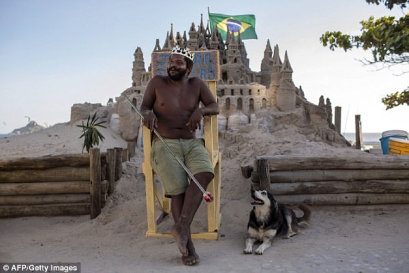 Rey de la playa: el brasileño lleva 22 años viviendo en un castillo de arena