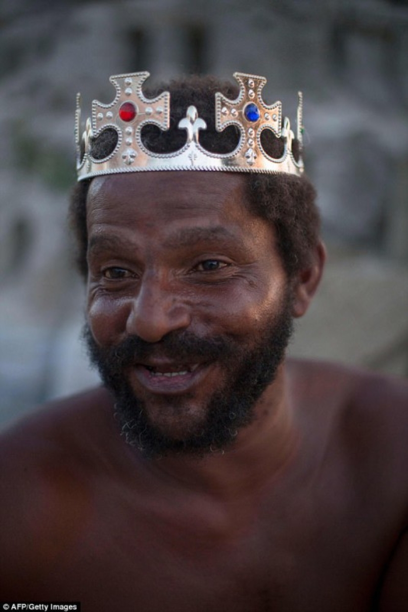 Rey de la playa: el brasileño lleva 22 años viviendo en un castillo de arena