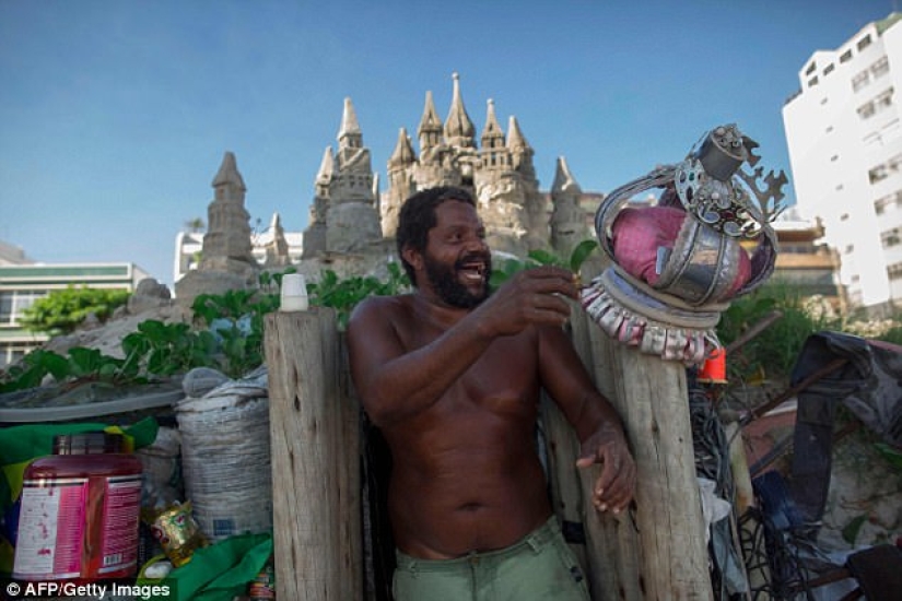 Rey de la playa: el brasileño lleva 22 años viviendo en un castillo de arena