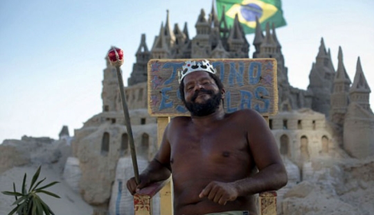 Rey de la playa: el brasileño lleva 22 años viviendo en un castillo de arena