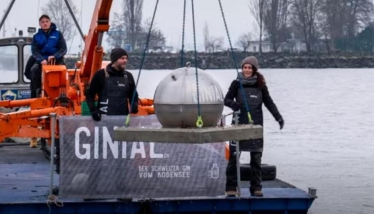 roban 230 litros de ginebra del fondo de un lago en Suiza