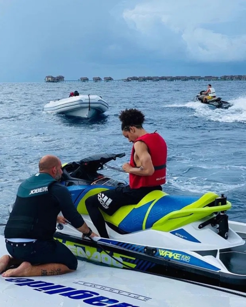 Romance y el mar: Madonna está de vacaciones con un joven amante y niños en las Maldivas