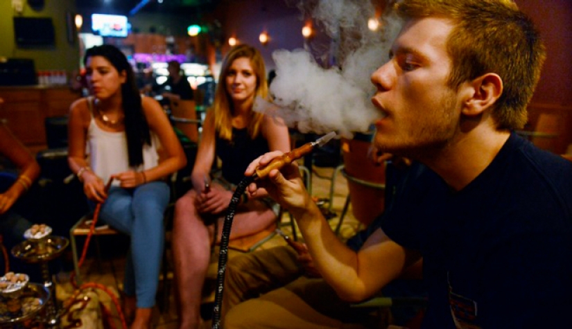 Romano con humo: los bares de narguiles de Moscú "crían" clientes a través de sitios de citas
