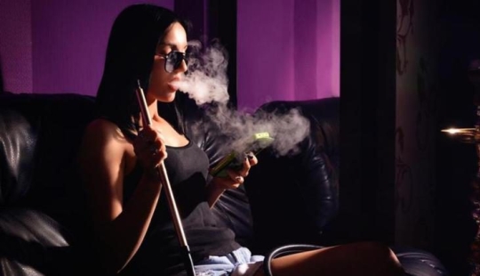 Romano con humo: los bares de narguiles de Moscú "crían" clientes a través de sitios de citas