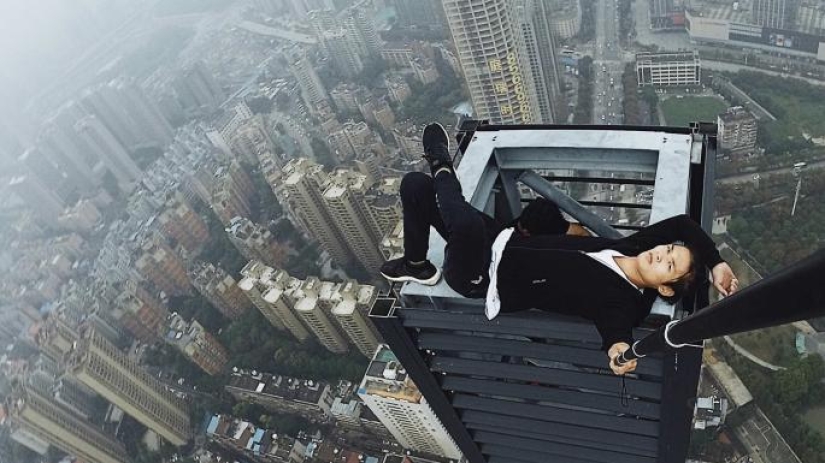 Rufer from China fell off a skyscraper during a stunt, and this was captured by the camera