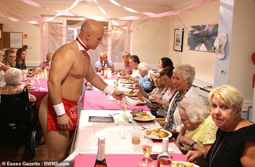 Sacuda los viejos tiempos: las abuelas de un hogar de ancianos británico organizaron una fiesta con camareros desnudos