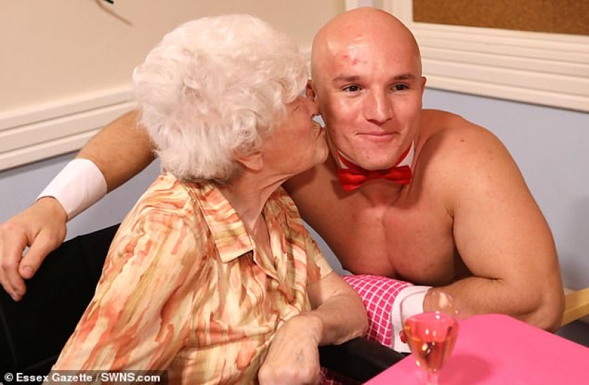 Sacuda los viejos tiempos: las abuelas de un hogar de ancianos británico organizaron una fiesta con camareros desnudos