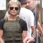 Sarah Connor está de vuelta: Linda Hamilton, de 61 años, está lista para matar cyborgs nuevamente en el set de la nueva "Terminator"