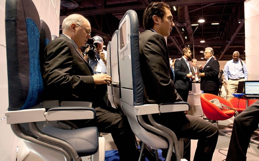 "Súbete a la silla y vuela de pie": aparecerán lugares de pie en las aerolíneas de bajo costo