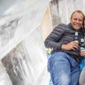 Se ha abierto un mini hotel hecho de cerveza congelada en Londres, donde literalmente puedes "emborracharte"