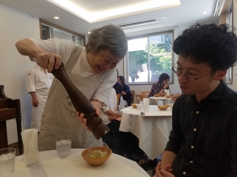 Se ha abierto un restaurante en Tokio, donde tiene la garantía de mezclar su pedido