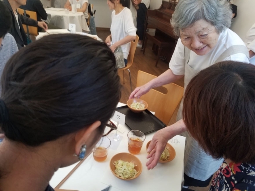 Se ha abierto un restaurante en Tokio, donde tiene la garantía de mezclar su pedido